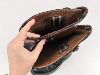 Paar Stiefel für Offiziere, vermutlich aus der Nachkriegszeit. Ungereinigtes Paar aus Filmrequisite , Sohlenlänge knapp 33cm