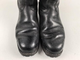 Paar Stiefel für Offiziere,  aus der Nachkriegszeit. Ungereinigtes Paar aus Filmrequisite , Sohlenlänge 29,5