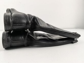 Paar Stiefel für Offiziere,  aus der Nachkriegszeit. Ungereinigtes Paar aus Filmrequisite , Sohlenlänge 29,5