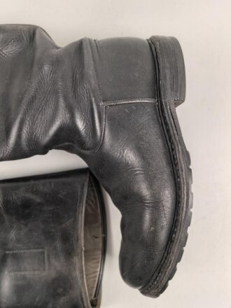 Paar Stiefel für Offiziere,  aus der Nachkriegszeit. Ungereinigtes Paar aus Filmrequisite , Sohlenlänge 29,5