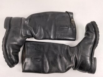 Paar Stiefel für Offiziere,  aus der Nachkriegszeit. Ungereinigtes Paar aus Filmrequisite , Sohlenlänge 29,5