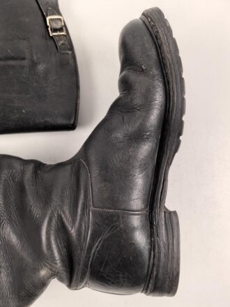 Paar Stiefel für Offiziere,  aus der Nachkriegszeit. Ungereinigtes Paar aus Filmrequisite , Sohlenlänge 29,5