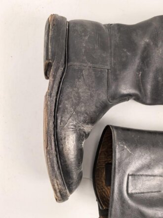 Paar Stiefel für Offiziere, vermutlich aus der Nachkriegszeit. Ungereinigtes Paar aus Filmrequisite , Sohlenlänge 30,5cm