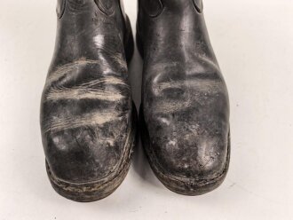 Paar Stiefel für Offiziere, vermutlich aus der Nachkriegszeit. Ungereinigtes Paar aus Filmrequisite , Sohlenlänge 30,5cm