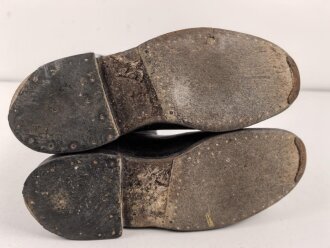 Paar Stiefel für Offiziere, vermutlich aus der Nachkriegszeit. Ungereinigtes Paar aus Filmrequisite , Sohlenlänge 30,5cm