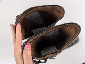Paar Stiefel für Offiziere, vermutlich aus der Nachkriegszeit. Ungereinigtes Paar aus Filmrequisite , Sohlenlänge 30,5cm
