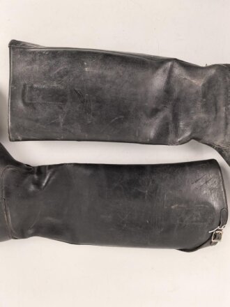 Paar Stiefel für Offiziere, vermutlich aus der Nachkriegszeit. Ungereinigtes Paar aus Filmrequisite , Sohlenlänge 30,5cm