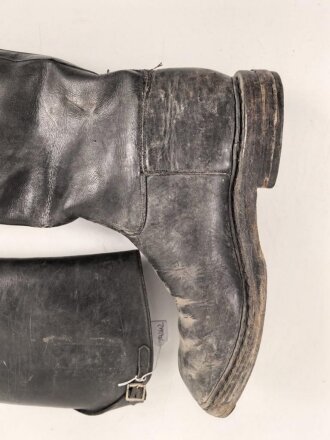 Paar Stiefel für Offiziere, vermutlich aus der Nachkriegszeit. Ungereinigtes Paar aus Filmrequisite , Sohlenlänge 30,5cm