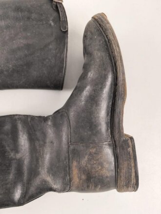 Paar Stiefel für Offiziere, vermutlich aus der Nachkriegszeit. Ungereinigtes Paar aus Filmrequisite , Sohlenlänge 30,5cm