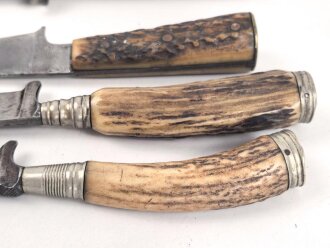 1. Weltkrieg, defekter Grabendolch, dazu vier jagdliche Messer