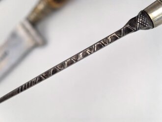 1. Weltkrieg, defekter Grabendolch, dazu vier jagdliche Messer