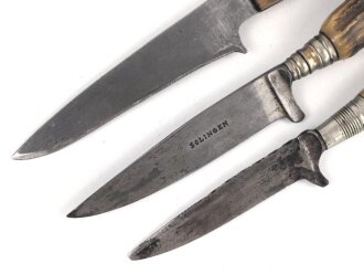 1. Weltkrieg, defekter Grabendolch, dazu vier jagdliche Messer