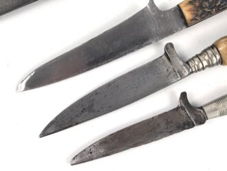 1. Weltkrieg, defekter Grabendolch, dazu vier jagdliche Messer