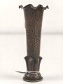 1.Weltkrieg, kleine Vase aus einer Signalpatronenhülse gefertigt ? Bodendurchmesser 31mm, Höhe 110mm