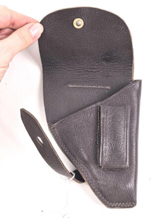 Pistolentasche braunes Kunstleder. Keine Markierungen, Alter und Herkunft unbekannt, Höhe auf der Magazinseite gemessen 14cm
