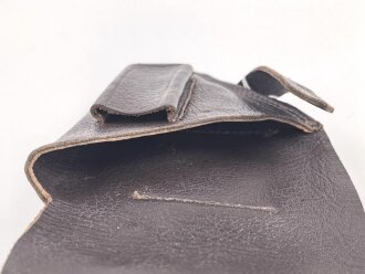 Pistolentasche braunes Kunstleder. Keine Markierungen, Alter und Herkunft unbekannt, Höhe auf der Magazinseite gemessen 14cm