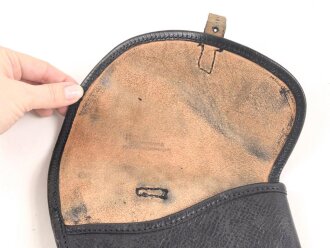Pistolentasche schwarzes Leder. Keine Markierungen, Alter und Herkunft unbekannt, Höhe rechts gemessen 23cm. Eine Naht an der Koppelschlaufe gelöst