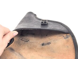 Pistolentasche schwarzes Leder. Keine Markierungen, Alter und Herkunft unbekannt, Höhe rechts gemessen 23cm. Eine Naht an der Koppelschlaufe gelöst