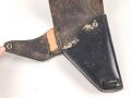 Pistolentasche schwarzes Leder. Keine Markierungen, Alter und Herkunft unbekannt, Höhe rechts gemessen 22cm