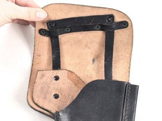 Pistolentasche schwarzes Leder. Keine Markierungen, Alter und Herkunft unbekannt, Höhe rechts gemessen 23cm