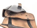 Pistolentasche schwarzes Leder. Keine Markierungen, Alter und Herkunft unbekannt, Höhe rechts gemessen 23cm