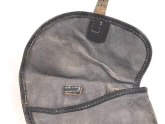 Pistolentasche aus graublauem Segeltuch. Keine Markierungen, Alter und Herkunft unbekannt, Höhe rechts gemessen 21cm