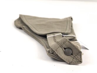 Pistolentasche aus graugrünem Segeltuch. Keine Markierungen, Alter und Herkunft unbekannt, Höhe rechts gemessen 23cm