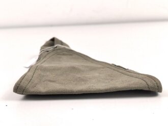 Pistolentasche aus graugrünem Segeltuch. Keine Markierungen, Alter und Herkunft unbekannt, Höhe rechts gemessen 23cm
