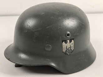 Wehrmacht Heer, Stahlhelm Modell 1940. Originale  Glocke ET66. Neu lackiert und mit tschechischem Innenfutter aus der Nachkriegszeit versehen, Einzelstück aus Filmfundus.