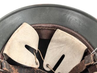 Wehrmacht Heer, Stahlhelm Modell 1940. Originale  Glocke ET66. Neu lackiert und mit tschechischem Innenfutter aus der Nachkriegszeit versehen, Einzelstück aus Filmfundus.