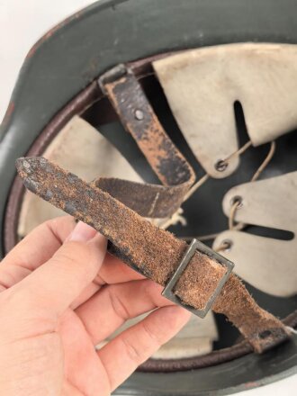 Wehrmacht Heer, Stahlhelm Modell 1940. Originale  Glocke ET66. Neu lackiert und mit tschechischem Innenfutter aus der Nachkriegszeit versehen, Einzelstück aus Filmfundus.