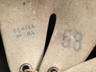 Wehrmacht Heer, Stahlhelm Modell 1940. Originale  Glocke ET66. Neu lackiert und mit tschechischem Innenfutter aus der Nachkriegszeit versehen, Einzelstück aus Filmfundus.