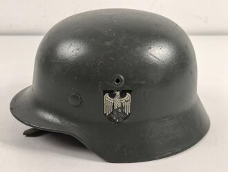 Wehrmacht Heer, Stahlhelm Modell 1940. Originale  Glocke ET66. Neu lackiert und mit tschechischem Innenfutter aus der Nachkriegszeit versehen, Einzelstück aus Filmfundus.