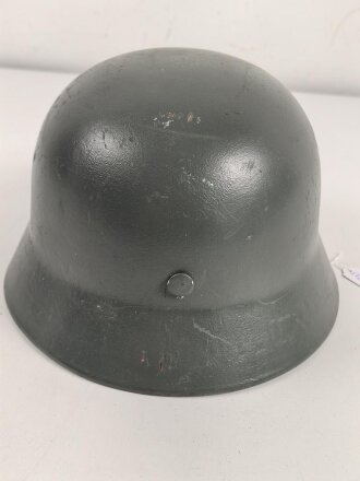 Wehrmacht Heer, Stahlhelm Modell 1940. Originale  Glocke ET66. Neu lackiert und mit tschechischem Innenfutter aus der Nachkriegszeit versehen, Einzelstück aus Filmfundus.