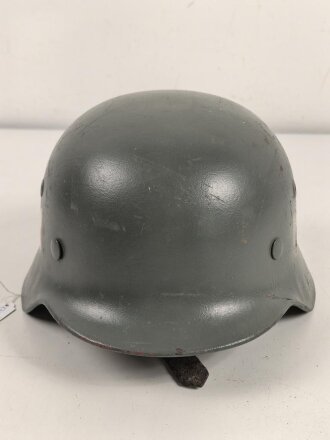 Wehrmacht Heer, Stahlhelm Modell 1940. Originale  Glocke ET66. Neu lackiert und mit tschechischem Innenfutter aus der Nachkriegszeit versehen, Einzelstück aus Filmfundus.