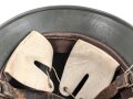 Wehrmacht Heer, Stahlhelm Modell 1940. Originale  Glocke ET66. Neu lackiert und mit tschechischem Innenfutter aus der Nachkriegszeit versehen, Einzelstück aus Filmfundus.