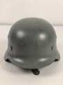 Wehrmacht Heer, Stahlhelm Modell 1940. Originale  Glocke ET66. Neu lackiert und mit tschechischem Innenfutter aus der Nachkriegszeit versehen, Einzelstück aus Filmfundus.