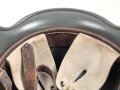 Wehrmacht Heer, Stahlhelm Modell 1940. Originale  Glocke ET66. Neu lackiert und mit tschechischem Innenfutter aus der Nachkriegszeit versehen, Einzelstück aus Filmfundus.