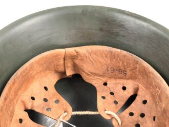 Wehrmacht Heer, Stahlhelm Modell 1942. Originale  Glocke ? . Neu lackiert und mit Bundesrepublikanischem Innenfutter aus der Nachkriegszeit versehen, Einzelstück aus Filmfundus.