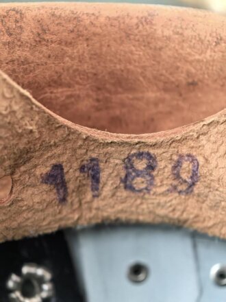 Wehrmacht Heer, Stahlhelm Modell 1942. Originale  Glocke ? . Neu lackiert und mit Bundesrepublikanischem Innenfutter aus der Nachkriegszeit versehen, Einzelstück aus Filmfundus.