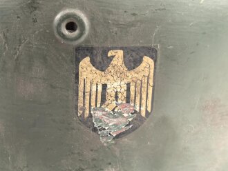 Wehrmacht Heer, Stahlhelm Modell 1942. Originale  Glocke ? . Neu lackiert und mit Bundesrepublikanischem Innenfutter aus der Nachkriegszeit versehen, Einzelstück aus Filmfundus.