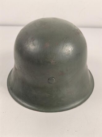 Wehrmacht Heer, Stahlhelm Modell 1942. Originale  Glocke ? . Neu lackiert und mit Bundesrepublikanischem Innenfutter aus der Nachkriegszeit versehen, Einzelstück aus Filmfundus.