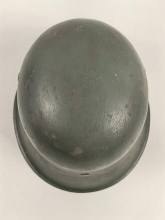 Wehrmacht Heer, Stahlhelm Modell 1942. Originale  Glocke ? . Neu lackiert und mit Bundesrepublikanischem Innenfutter aus der Nachkriegszeit versehen, Einzelstück aus Filmfundus.