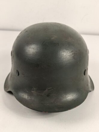Wehrmacht Heer, Stahlhelm Modell 1942. Originale  Glocke ? . Neu lackiert und mit Bundesrepublikanischem Innenfutter aus der Nachkriegszeit versehen, Einzelstück aus Filmfundus.