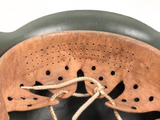Wehrmacht Heer, Stahlhelm Modell 1942. Originale  Glocke ? . Neu lackiert und mit Bundesrepublikanischem Innenfutter aus der Nachkriegszeit versehen, Einzelstück aus Filmfundus.