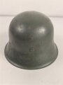 Wehrmacht Heer, Stahlhelm Modell 1942. Originale  Glocke ? . Neu lackiert und mit Bundesrepublikanischem Innenfutter aus der Nachkriegszeit versehen, Einzelstück aus Filmfundus.