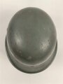 Wehrmacht Heer, Stahlhelm Modell 1942. Originale  Glocke ? . Neu lackiert und mit Bundesrepublikanischem Innenfutter aus der Nachkriegszeit versehen, Einzelstück aus Filmfundus.