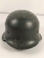 Wehrmacht Heer, Stahlhelm Modell 1942. Originale  Glocke ? . Neu lackiert und mit Bundesrepublikanischem Innenfutter aus der Nachkriegszeit versehen, Einzelstück aus Filmfundus.