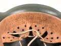 Wehrmacht Heer, Stahlhelm Modell 1942. Originale  Glocke ? . Neu lackiert und mit Bundesrepublikanischem Innenfutter aus der Nachkriegszeit versehen, Einzelstück aus Filmfundus.