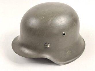 Stahlhelmglocke Wehrmacht Modell 1942. hkp64, neuzeitlich lackiert und mit tschechischem Innenfutter und Nieten aus der Nachkriegszeit versehen.